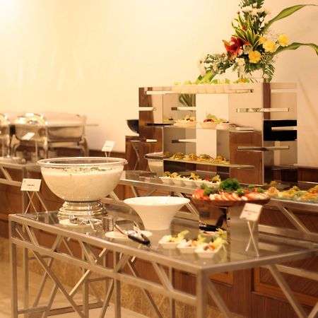 Ramada Plaza Chennai Otel Dış mekan fotoğraf A buffet table