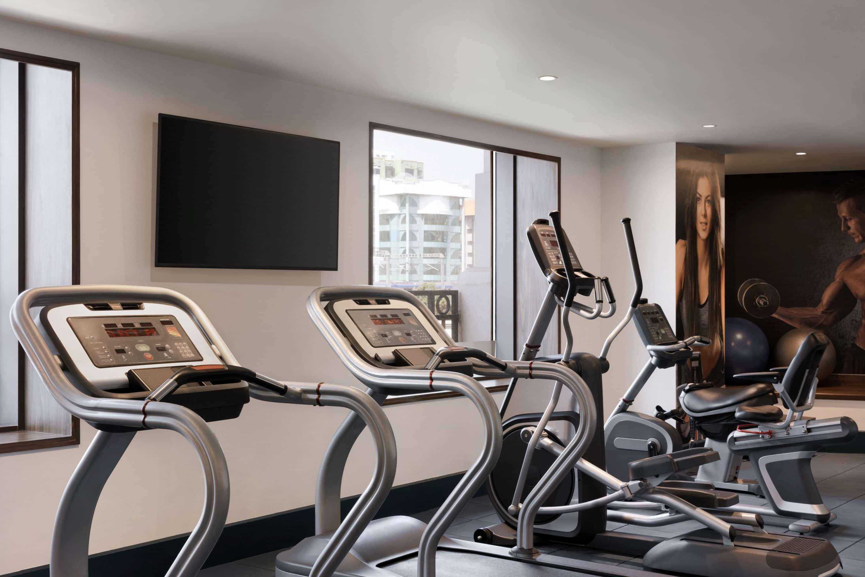 Ramada Plaza Chennai Otel Dış mekan fotoğraf The gym at the hotel