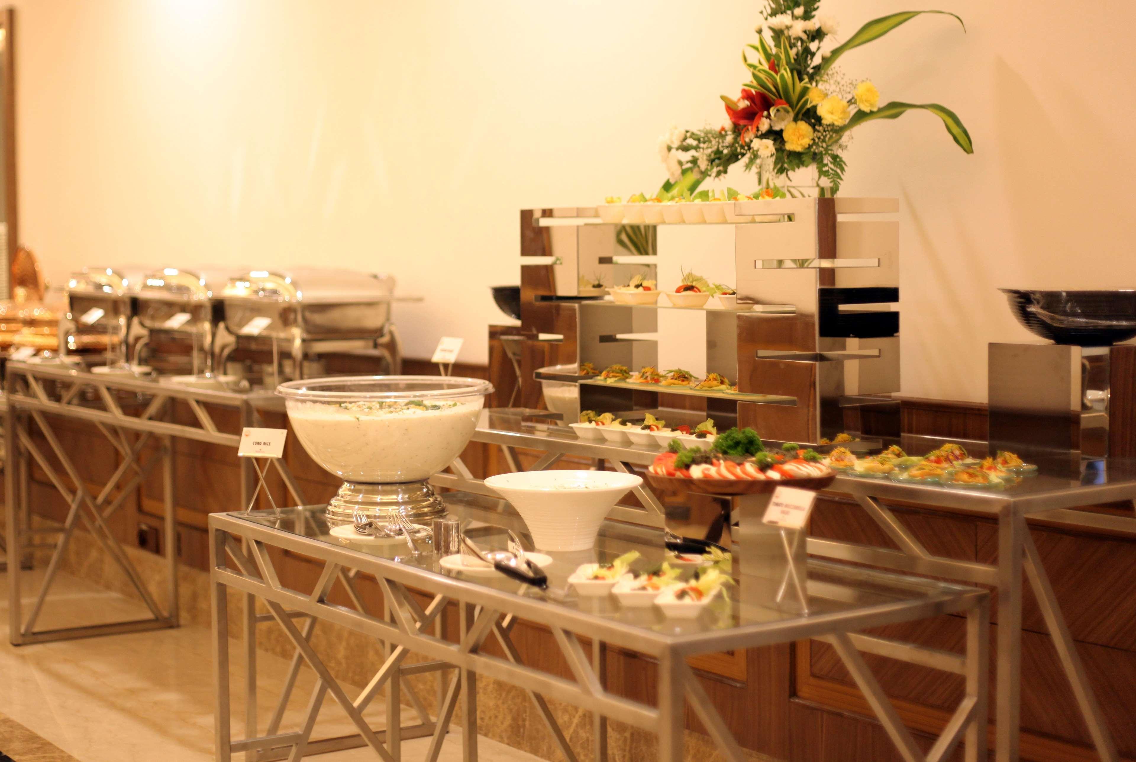 Ramada Plaza Chennai Otel Dış mekan fotoğraf A buffet table