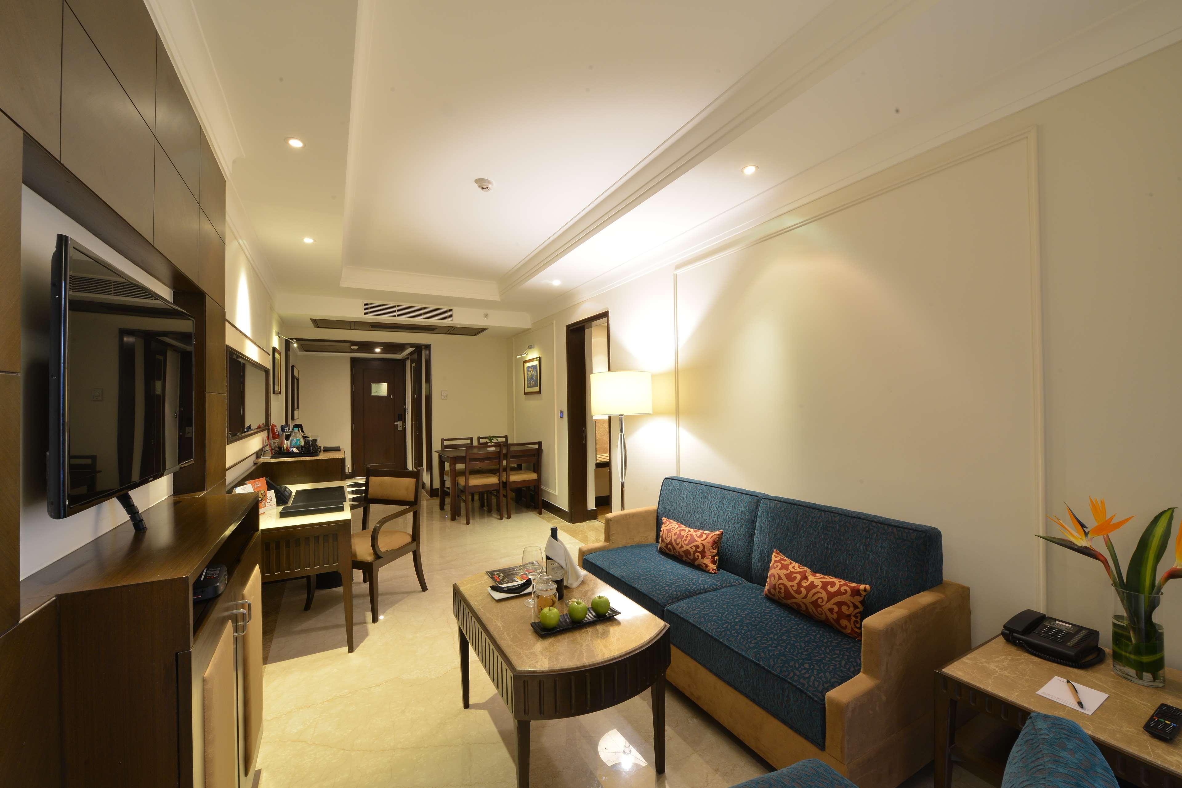 Ramada Plaza Chennai Otel Dış mekan fotoğraf A suite at the hotel
