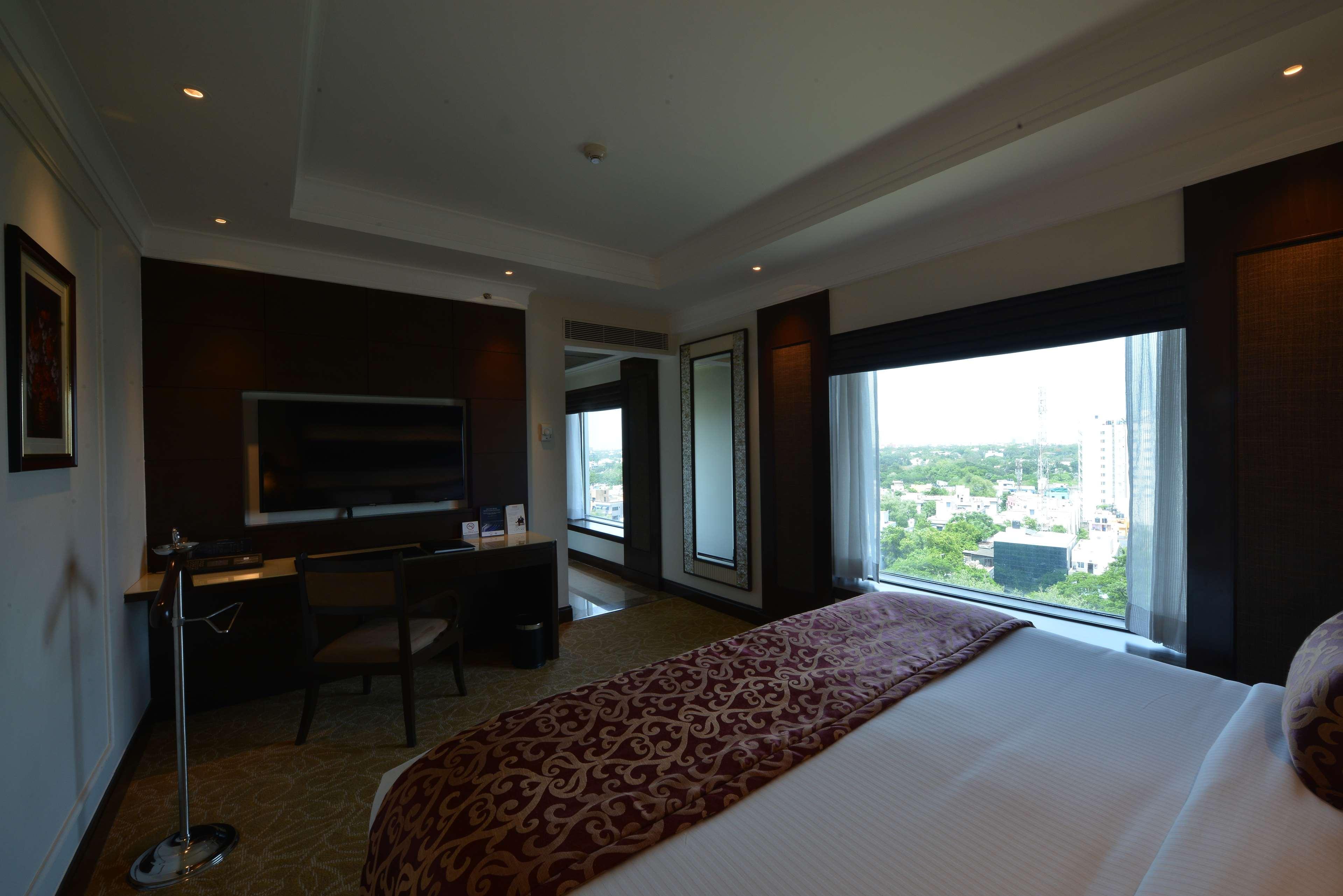 Ramada Plaza Chennai Otel Dış mekan fotoğraf A room at the hotel