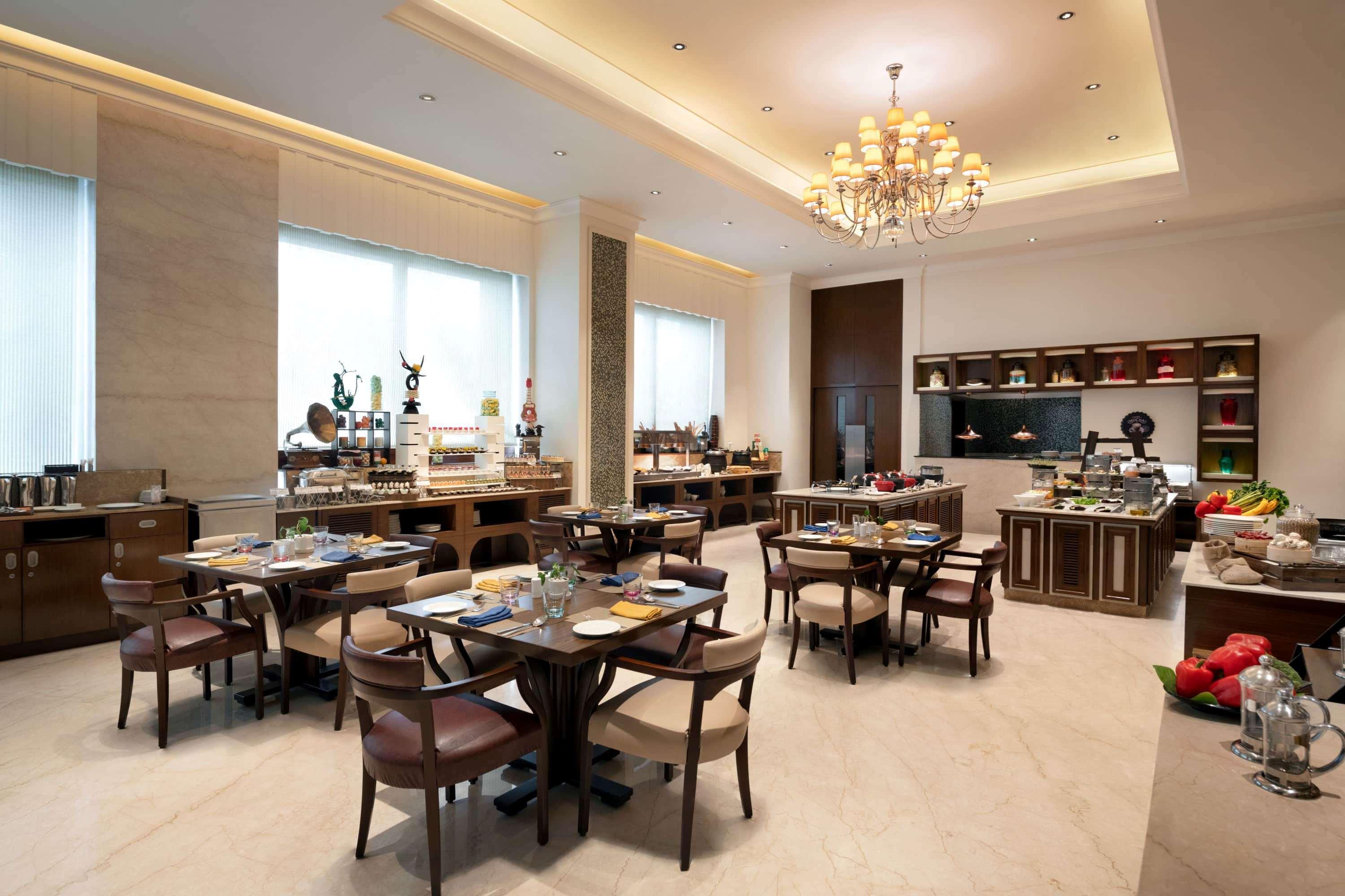 Ramada Plaza Chennai Otel Dış mekan fotoğraf The restaurant