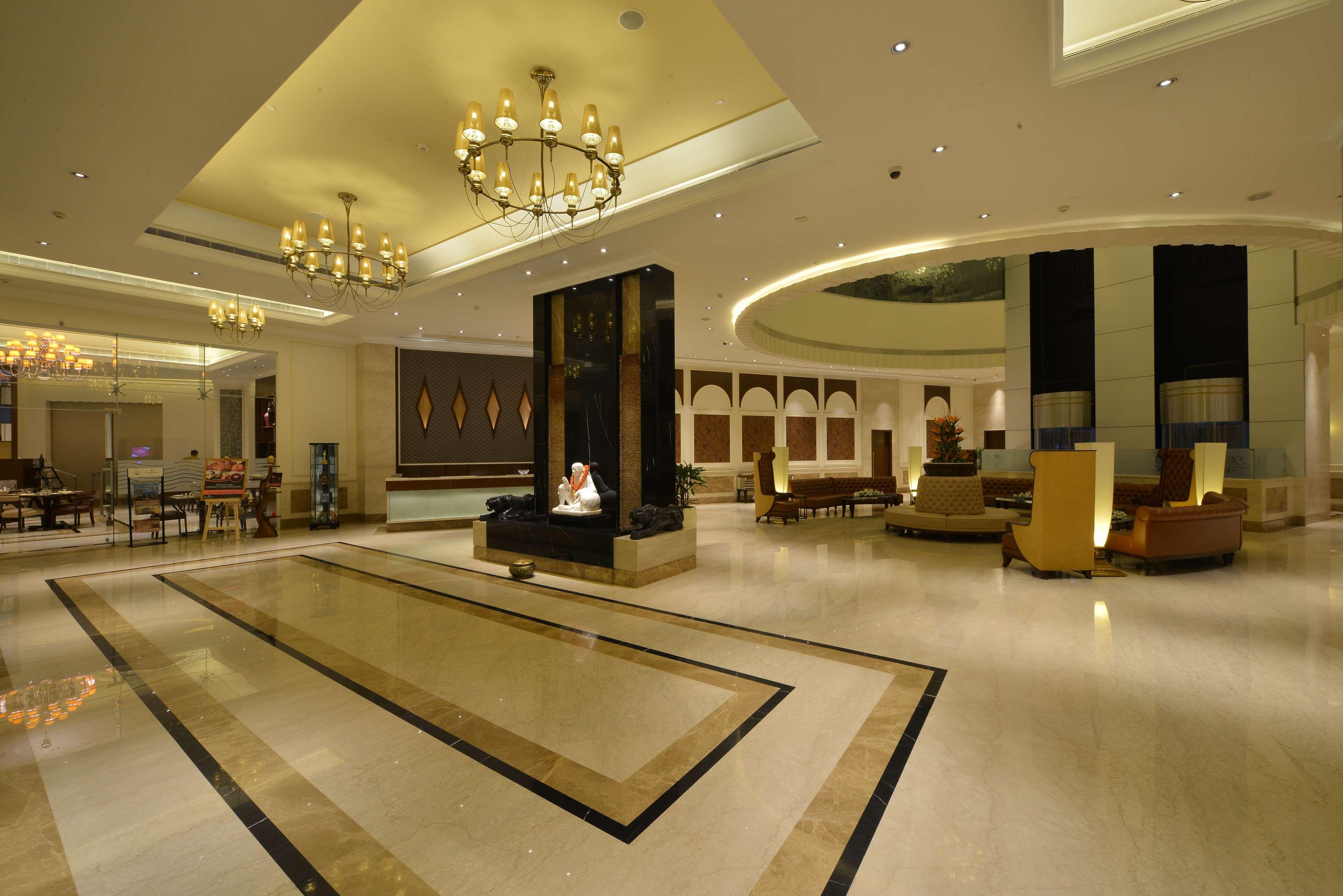 Ramada Plaza Chennai Otel Dış mekan fotoğraf The lobby of the Taj Bengal