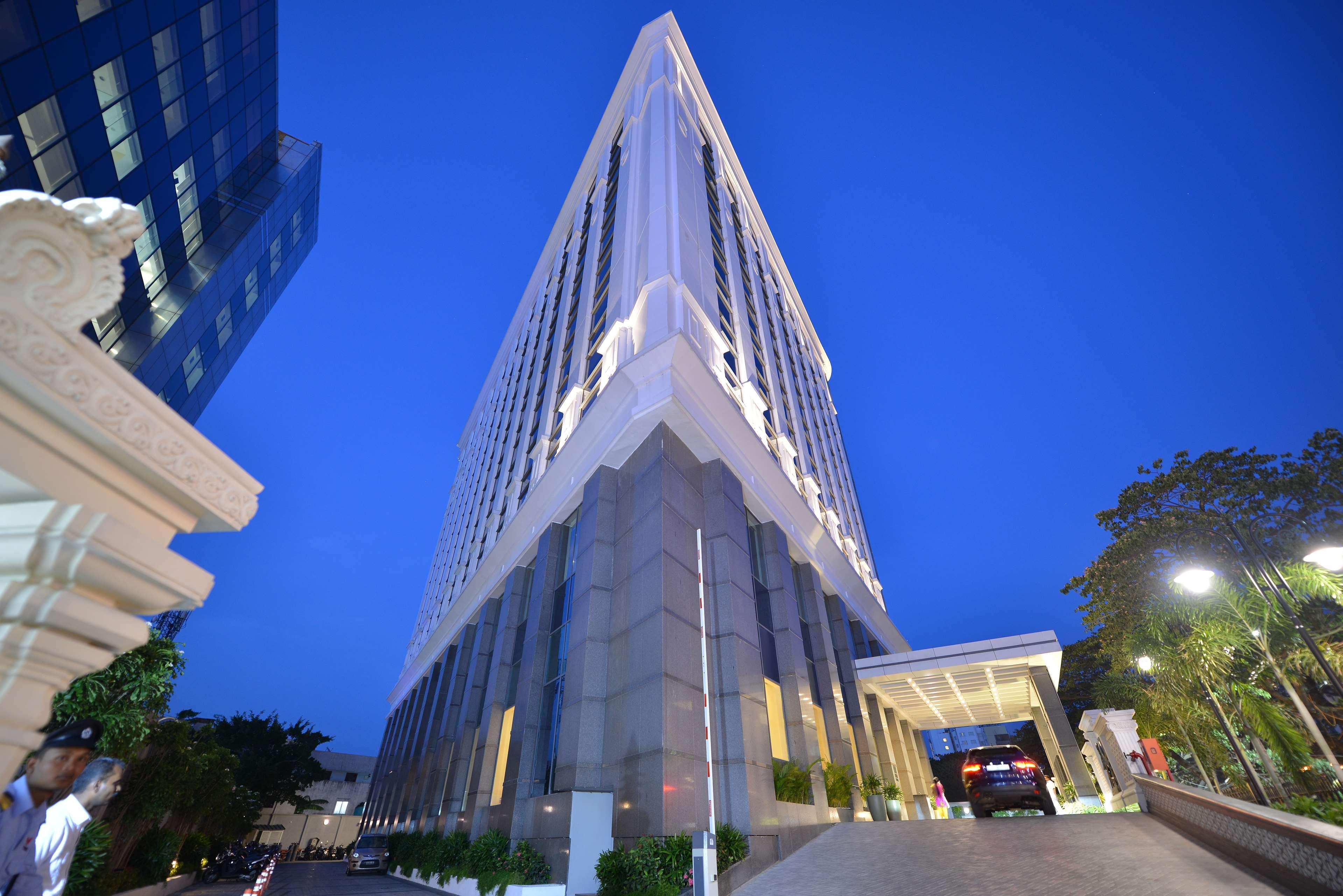 Ramada Plaza Chennai Otel Dış mekan fotoğraf The hotel at night