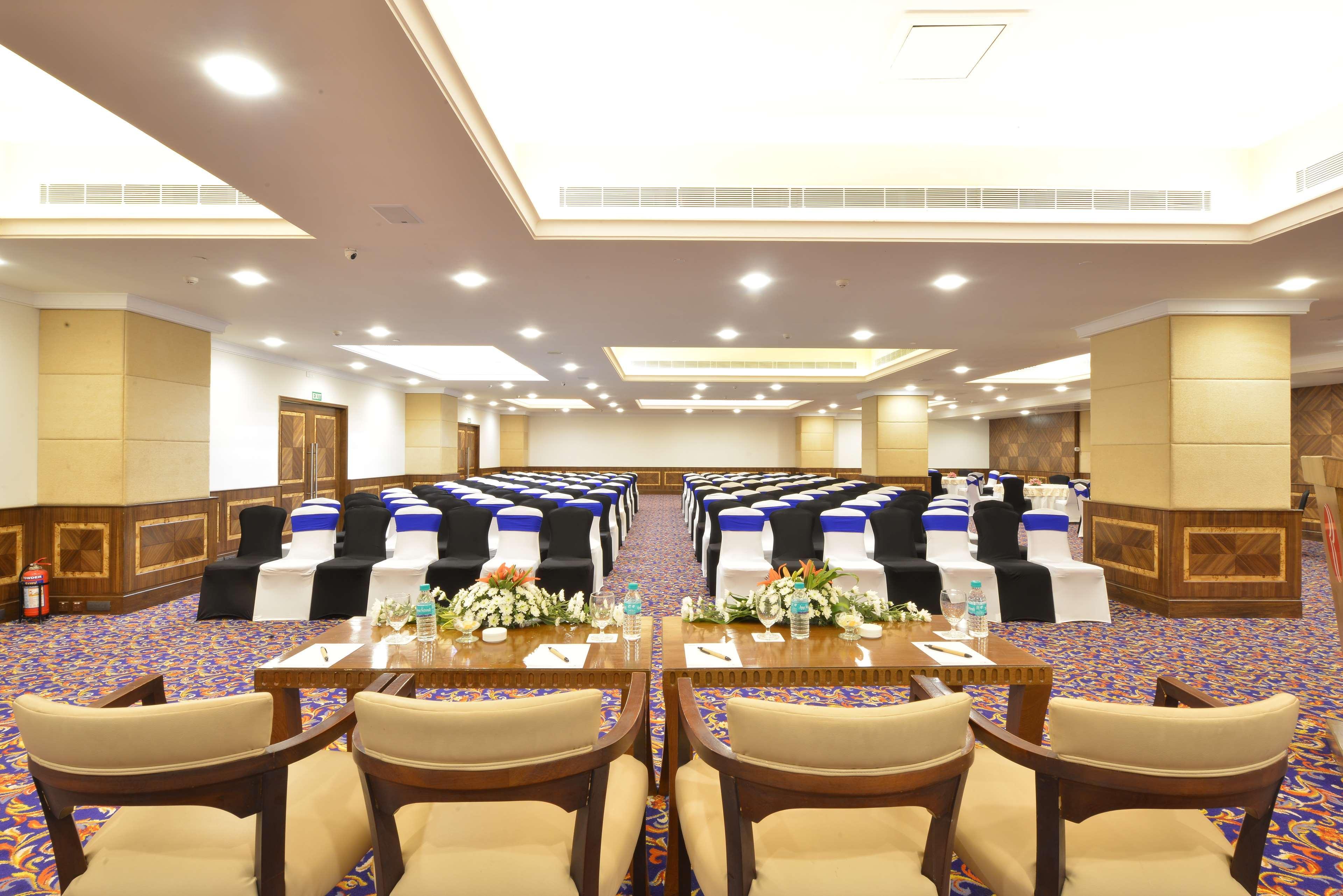 Ramada Plaza Chennai Otel Dış mekan fotoğraf The Royal