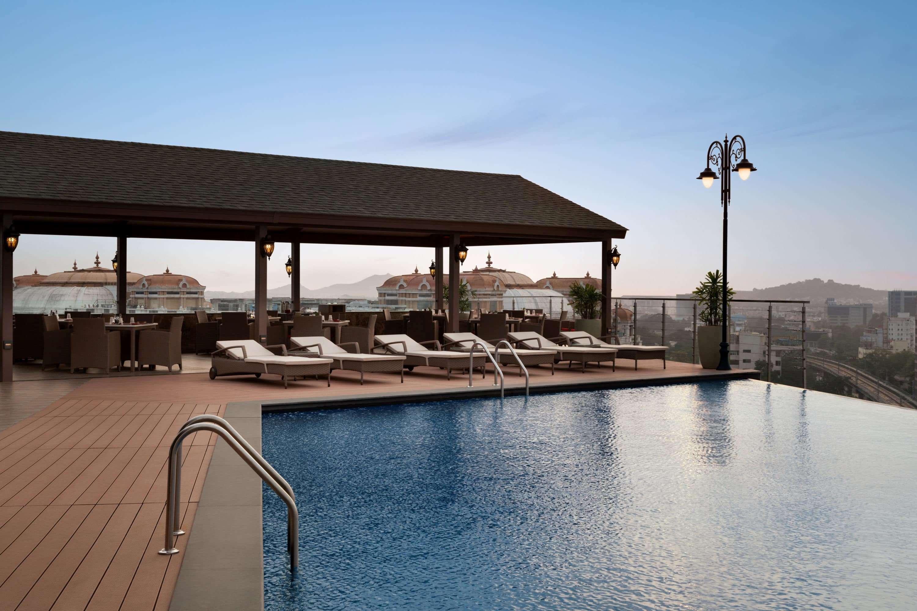 Ramada Plaza Chennai Otel Dış mekan fotoğraf Rooftop pool at the hotel