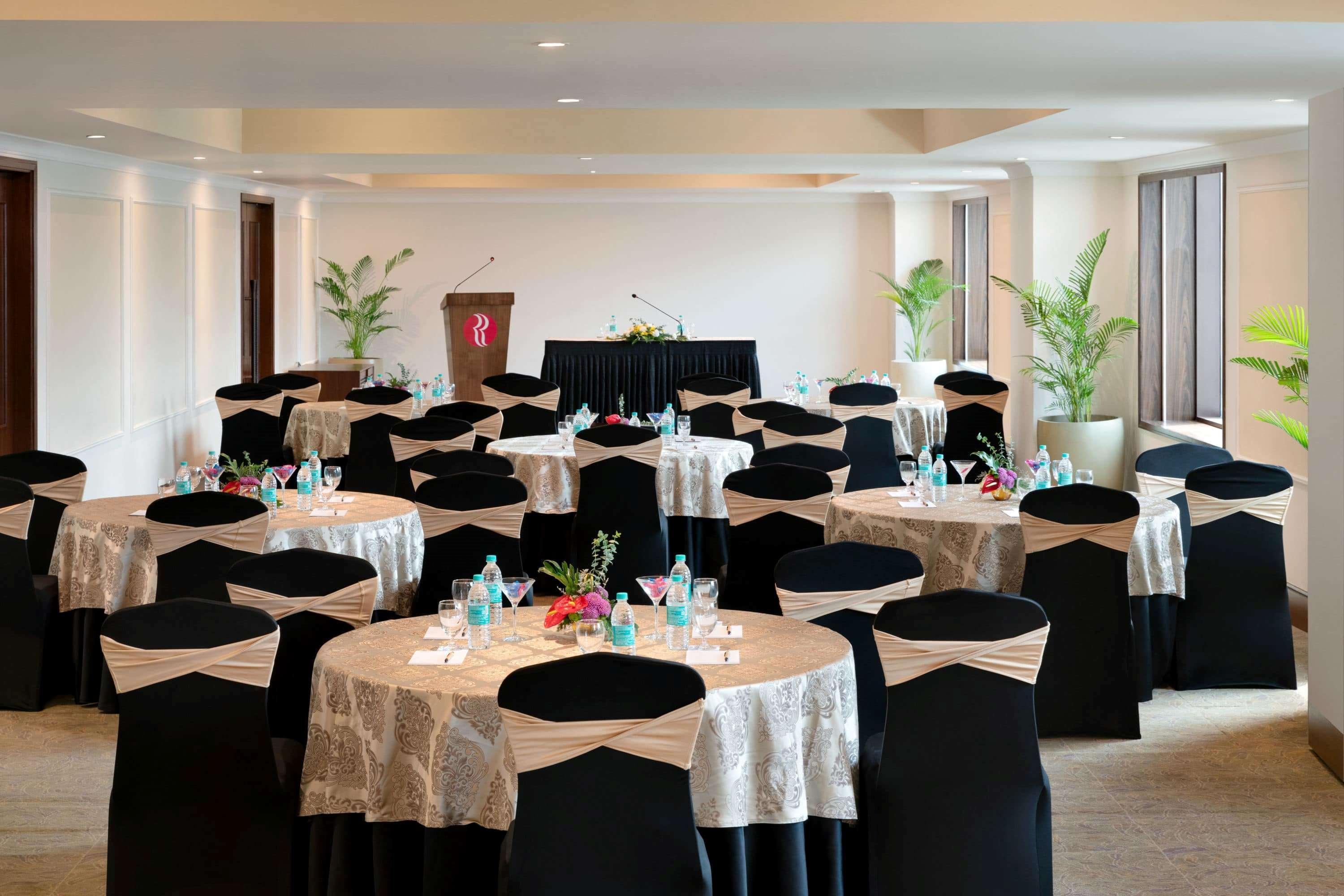 Ramada Plaza Chennai Otel Dış mekan fotoğraf A meeting room at the hotel