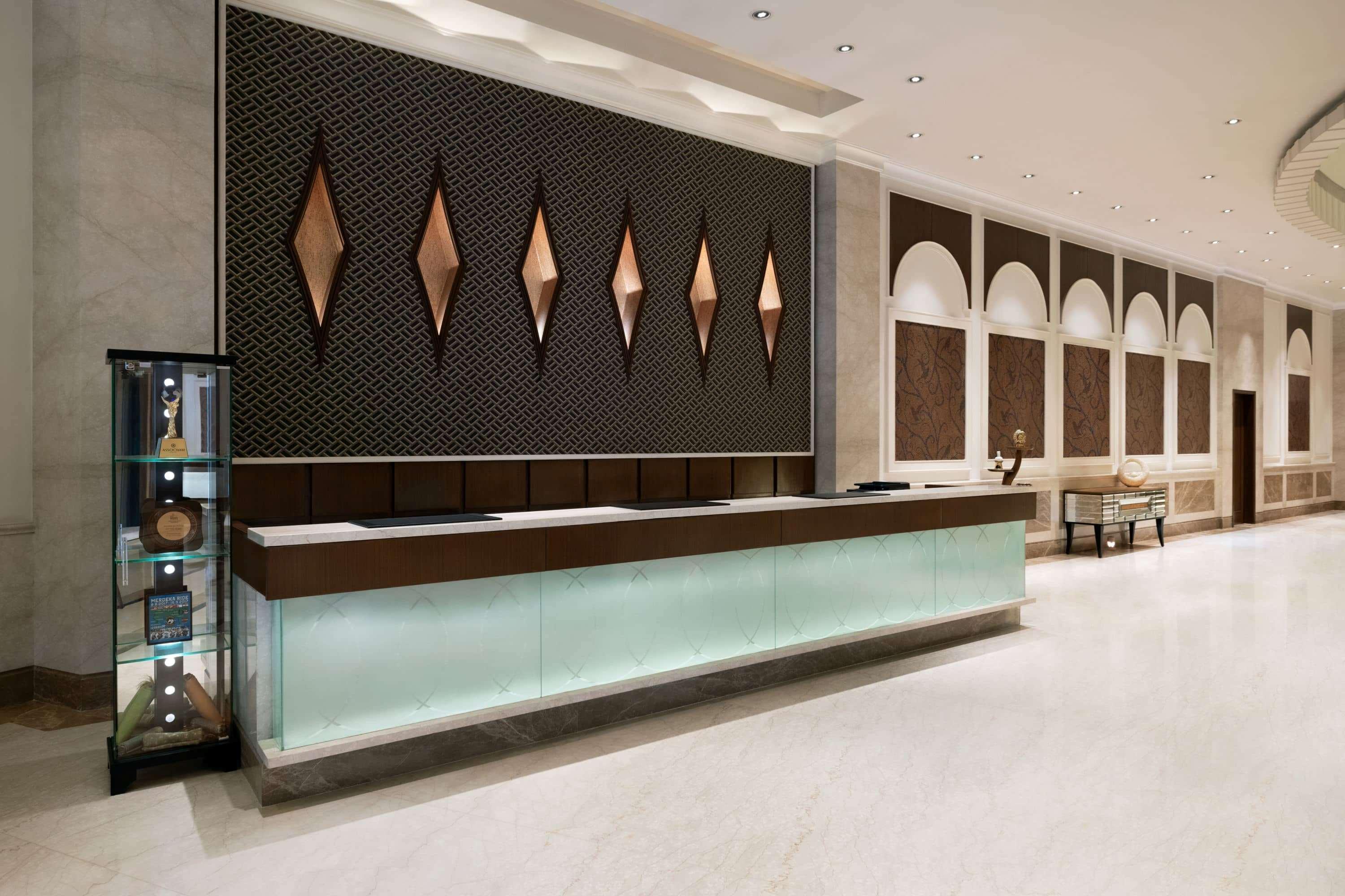 Ramada Plaza Chennai Otel Dış mekan fotoğraf The lobby of the hotel