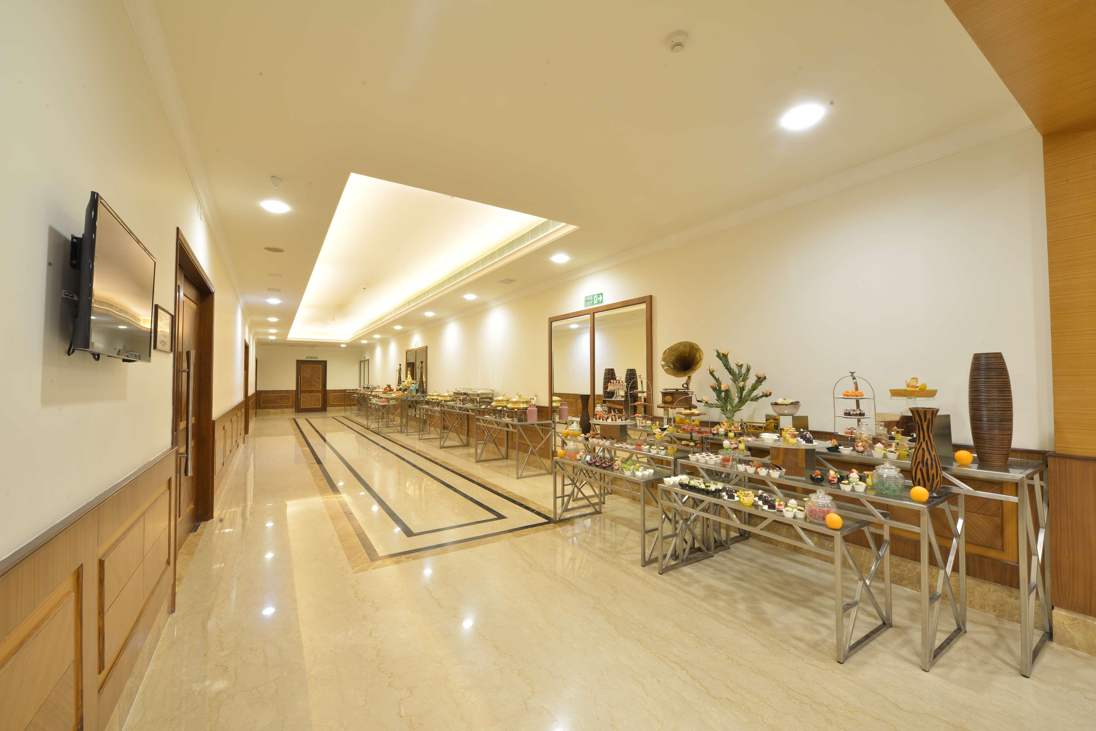 Ramada Plaza Chennai Otel Dış mekan fotoğraf The lobby of the hotel