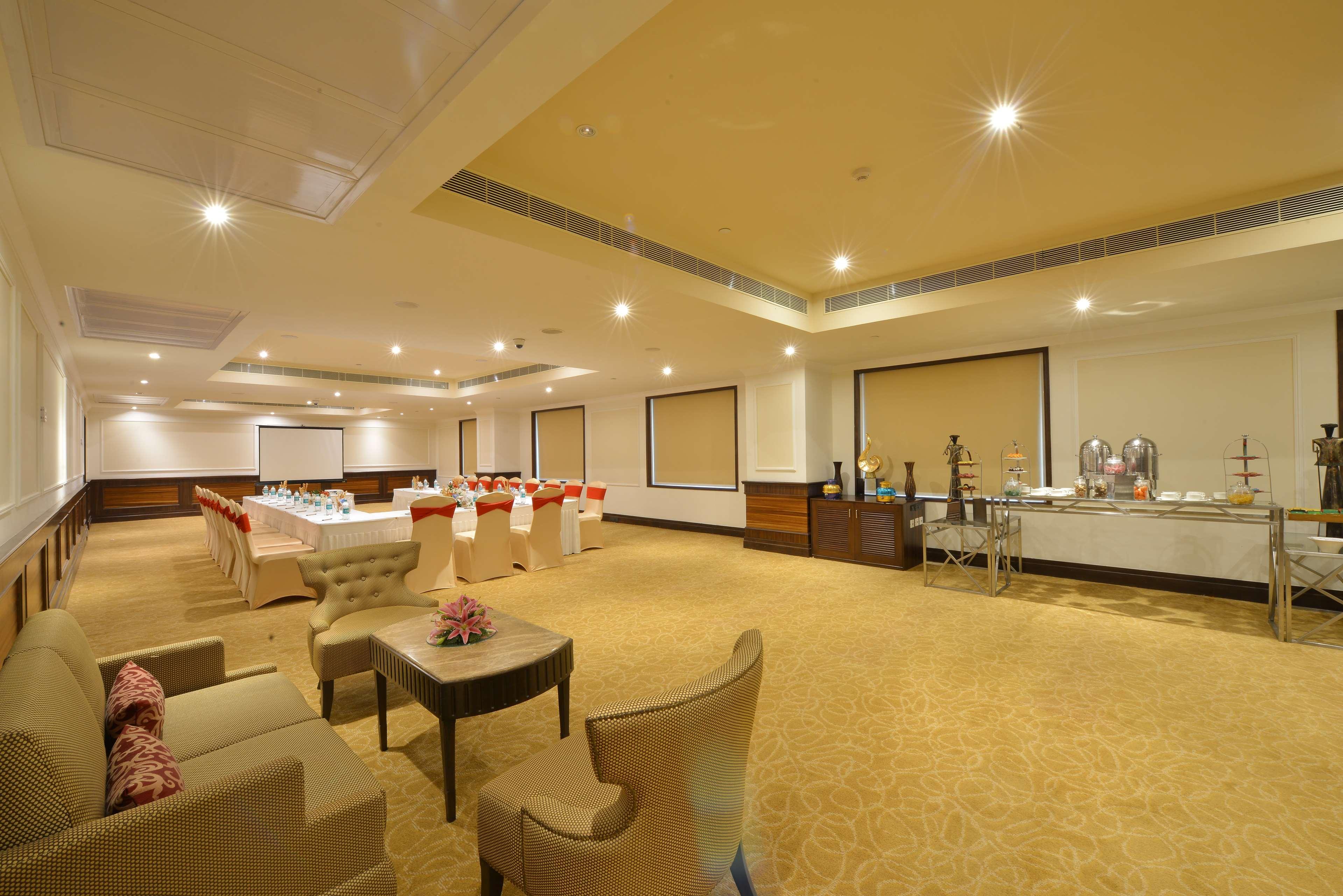 Ramada Plaza Chennai Otel Dış mekan fotoğraf The Royal Hall