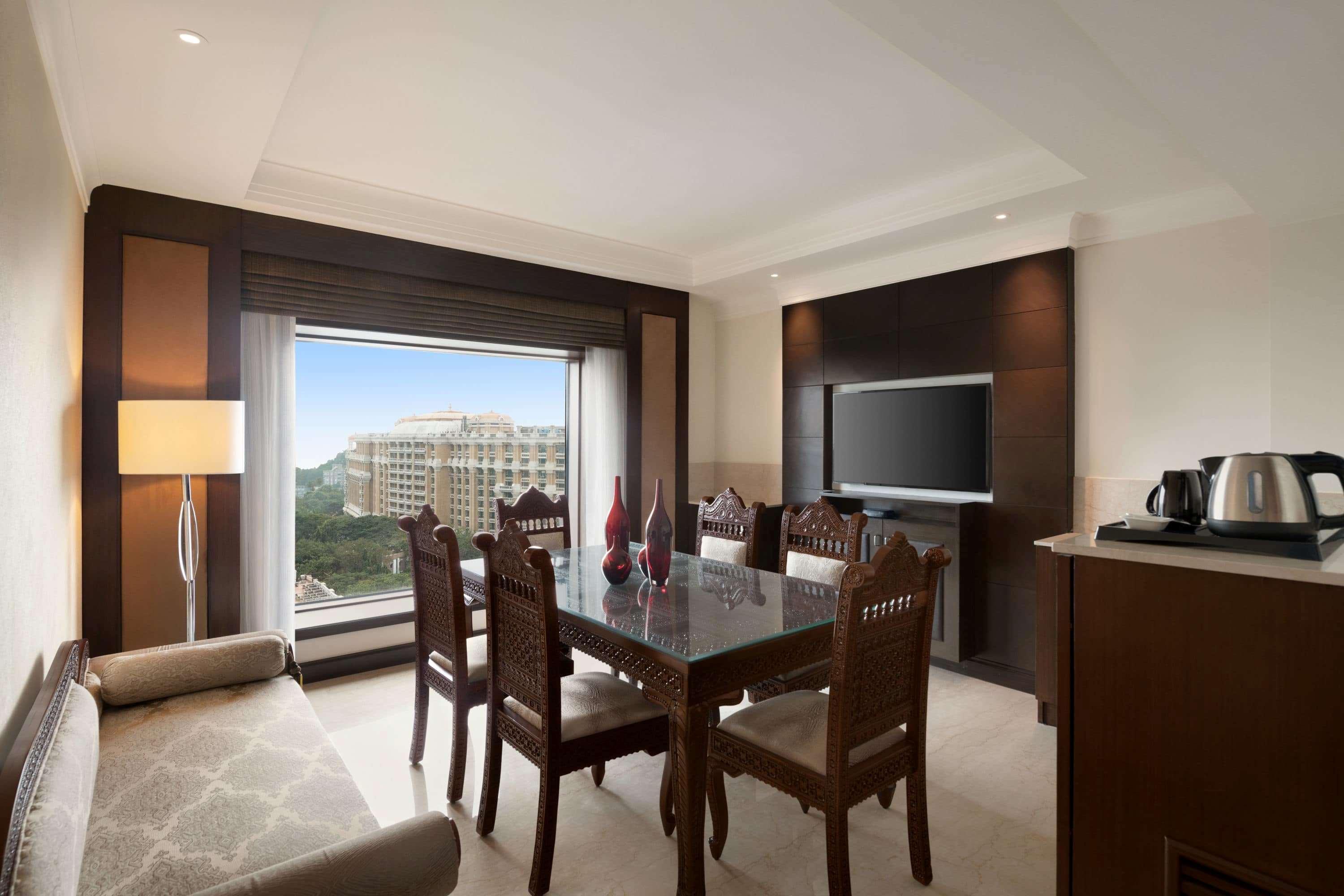 Ramada Plaza Chennai Otel Dış mekan fotoğraf A suite at the Taj Bengal