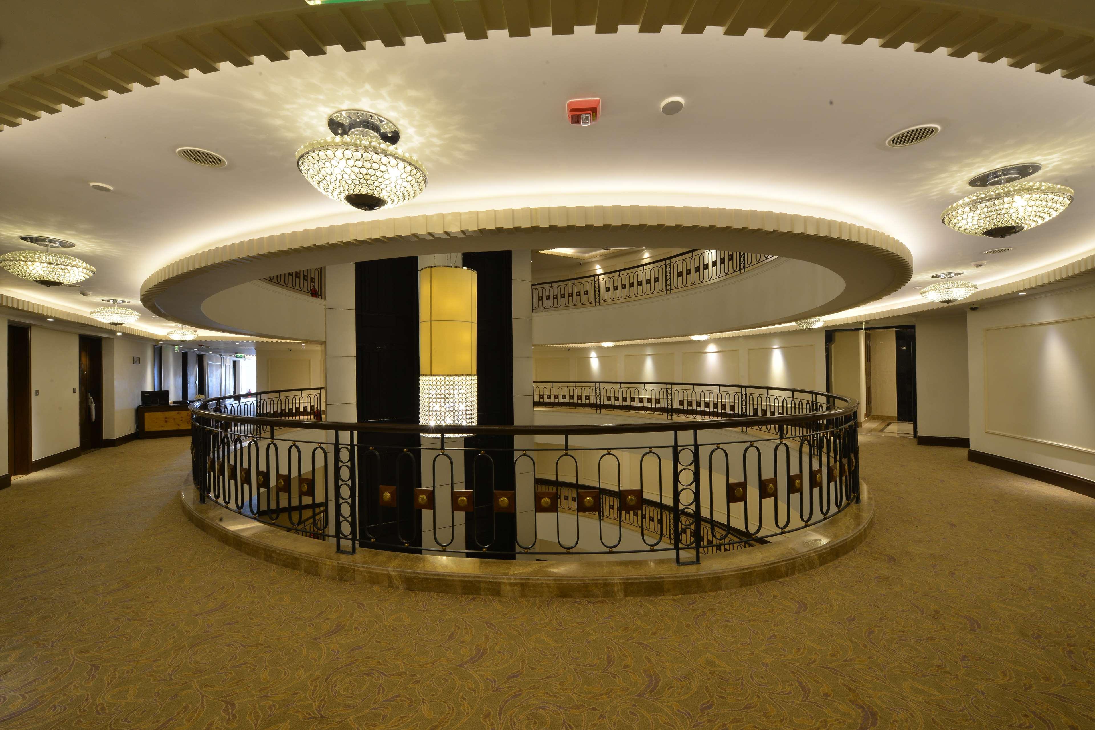 Ramada Plaza Chennai Otel Dış mekan fotoğraf The interior of the hotel
