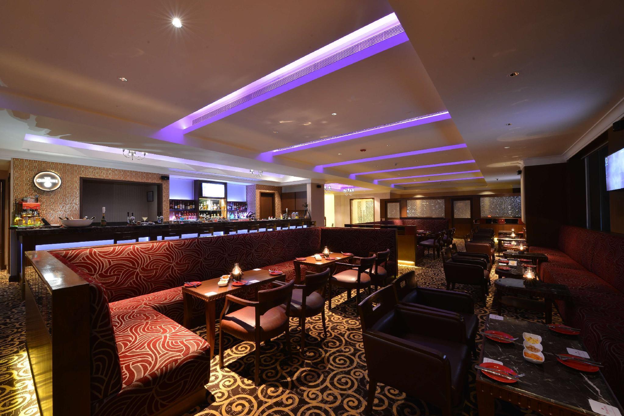 Ramada Plaza Chennai Otel Dış mekan fotoğraf The interior of the restaurant