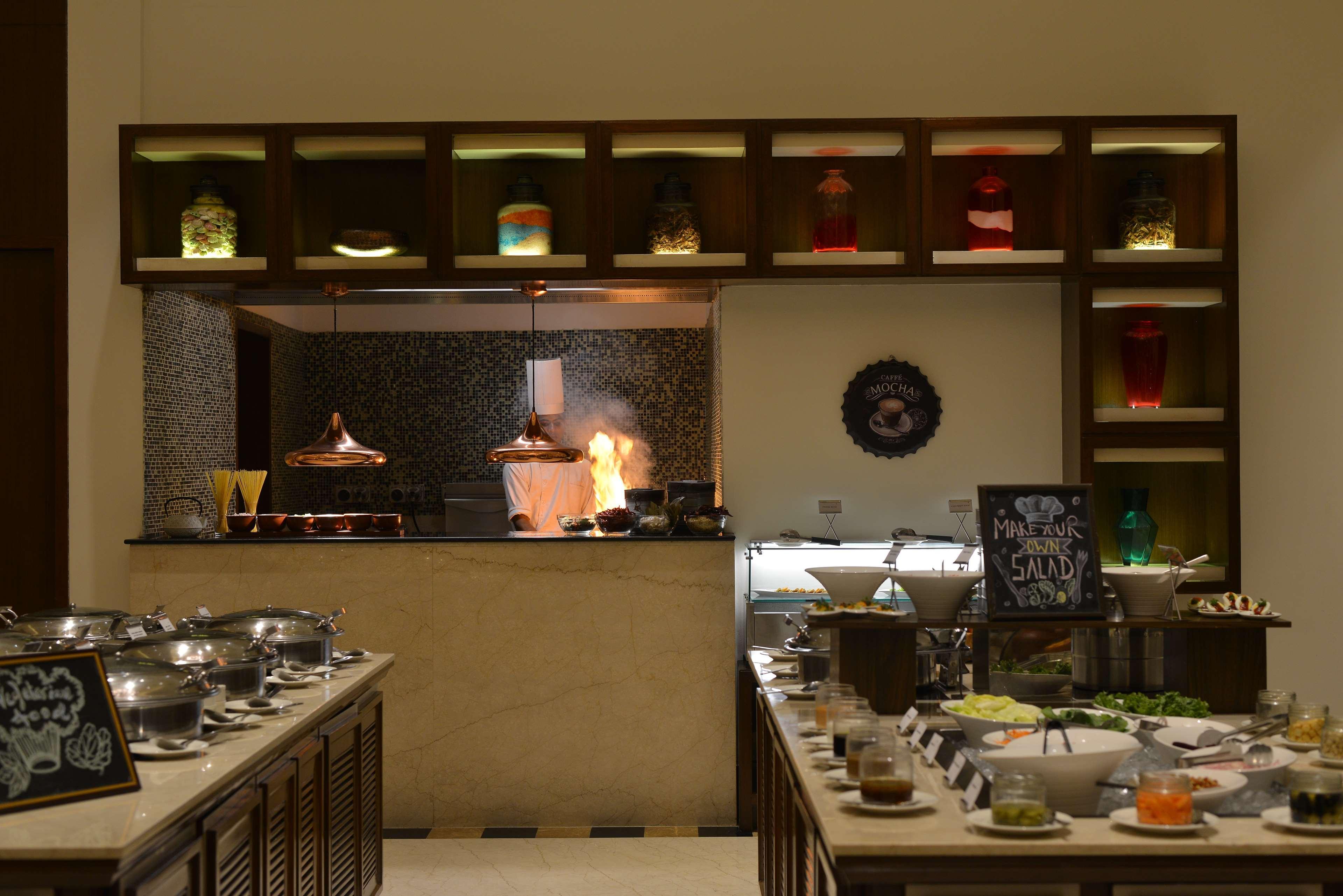 Ramada Plaza Chennai Otel Dış mekan fotoğraf A live kitchen at a hotel
