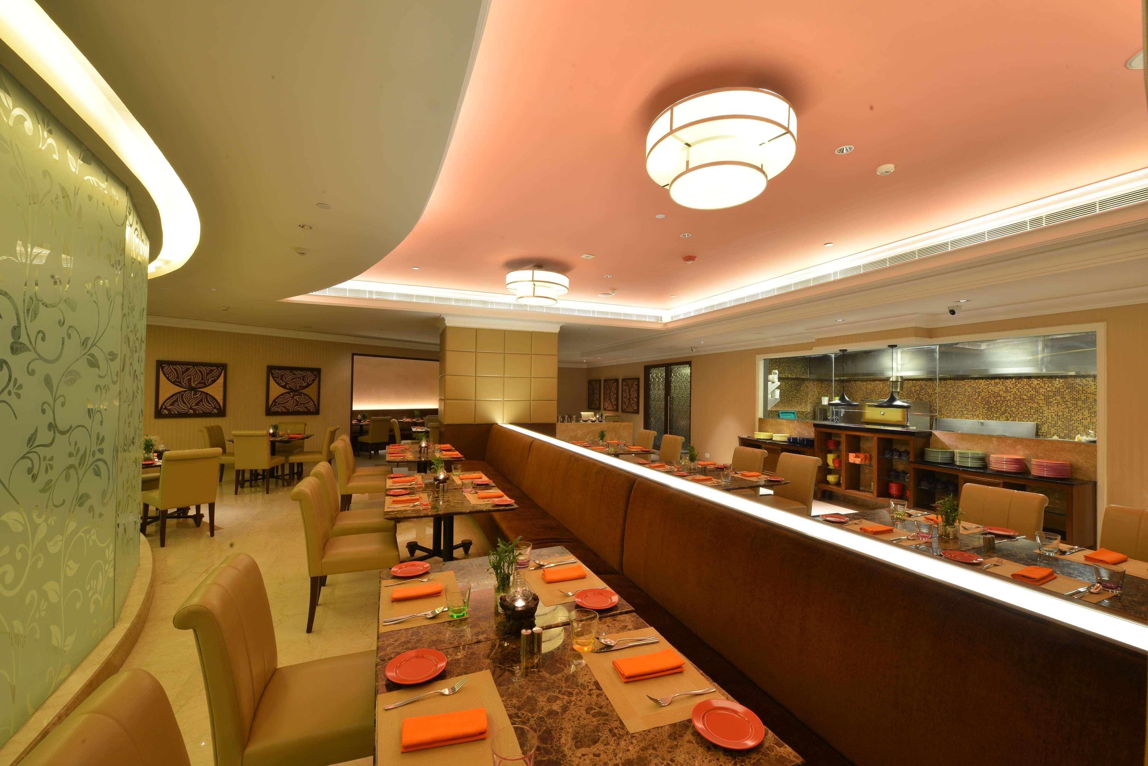 Ramada Plaza Chennai Otel Dış mekan fotoğraf The interior of the restaurant