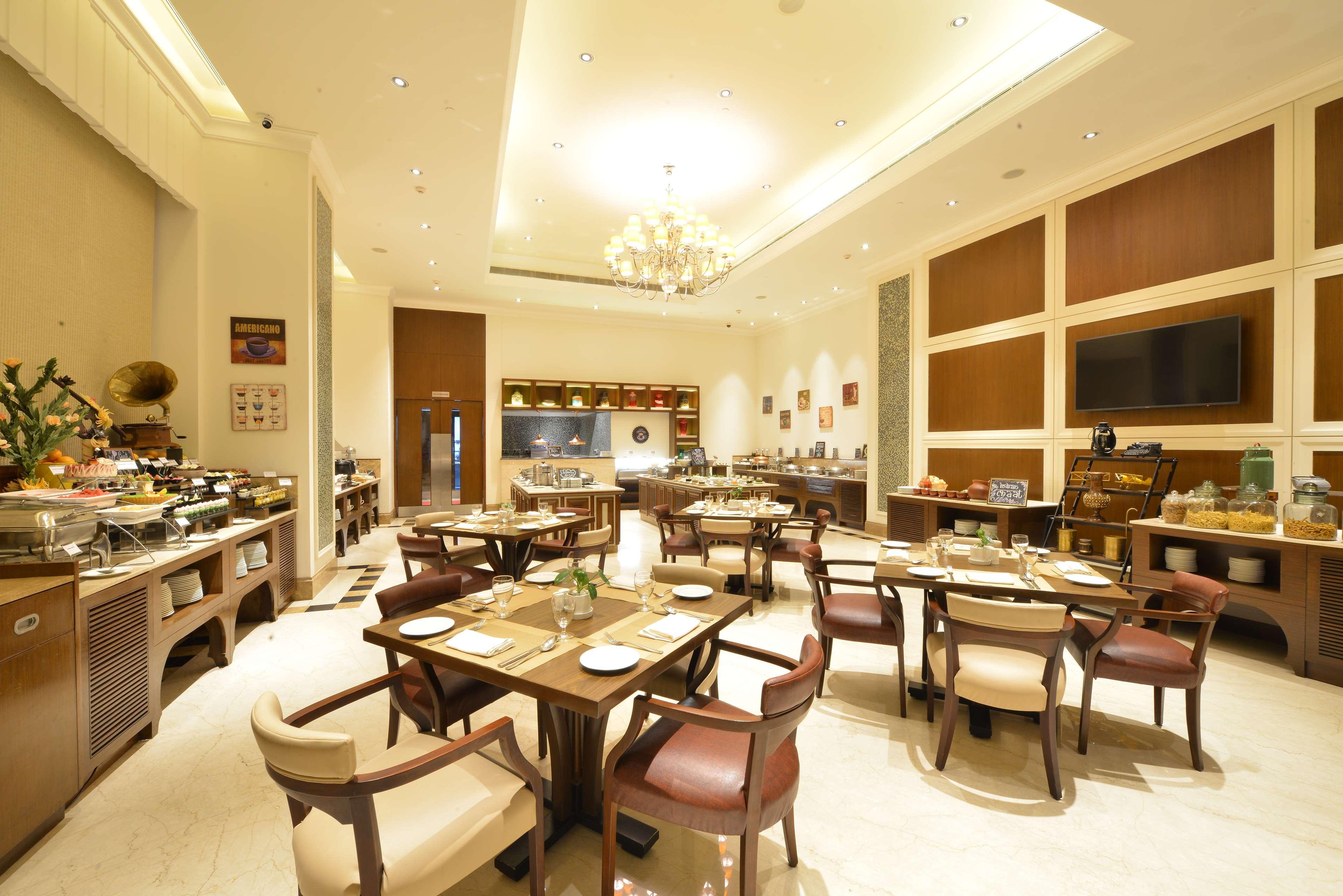 Ramada Plaza Chennai Otel Dış mekan fotoğraf The restaurant