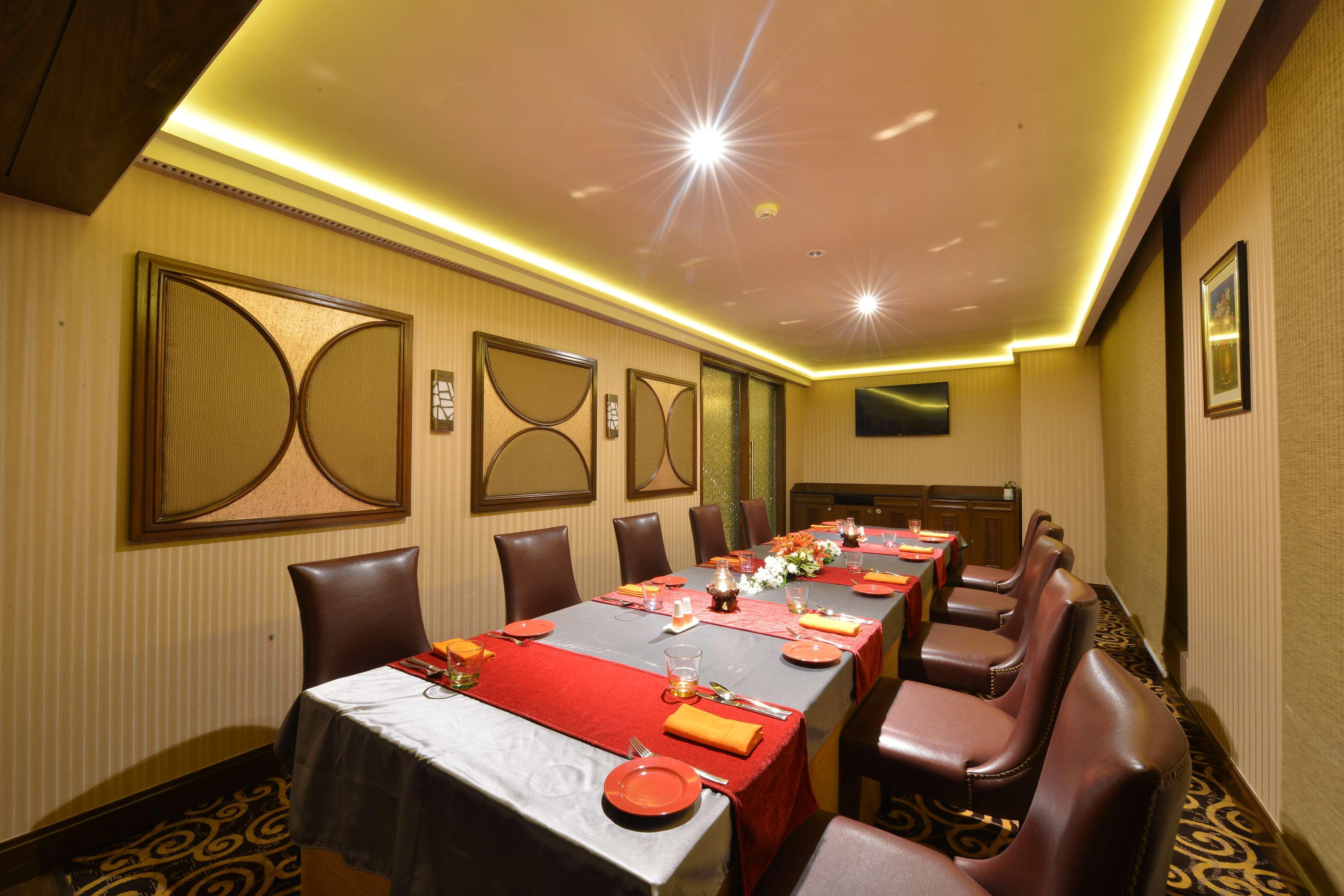 Ramada Plaza Chennai Otel Dış mekan fotoğraf A private dining room at a hotel