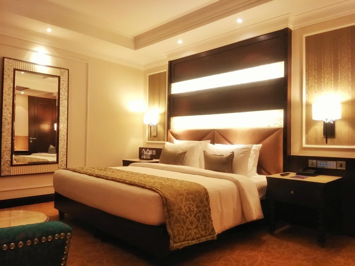 Ramada Plaza Chennai Otel Dış mekan fotoğraf A bedroom at the Taj Bengal