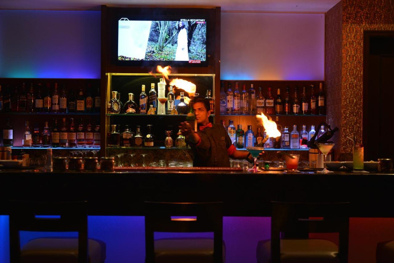 Ramada Plaza Chennai Otel Dış mekan fotoğraf A bartender at work