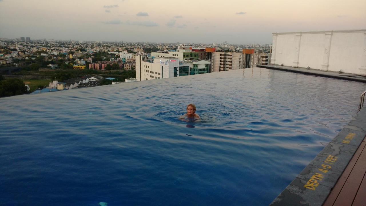 Ramada Plaza Chennai Otel Dış mekan fotoğraf Infinity pool at the top of the hotel