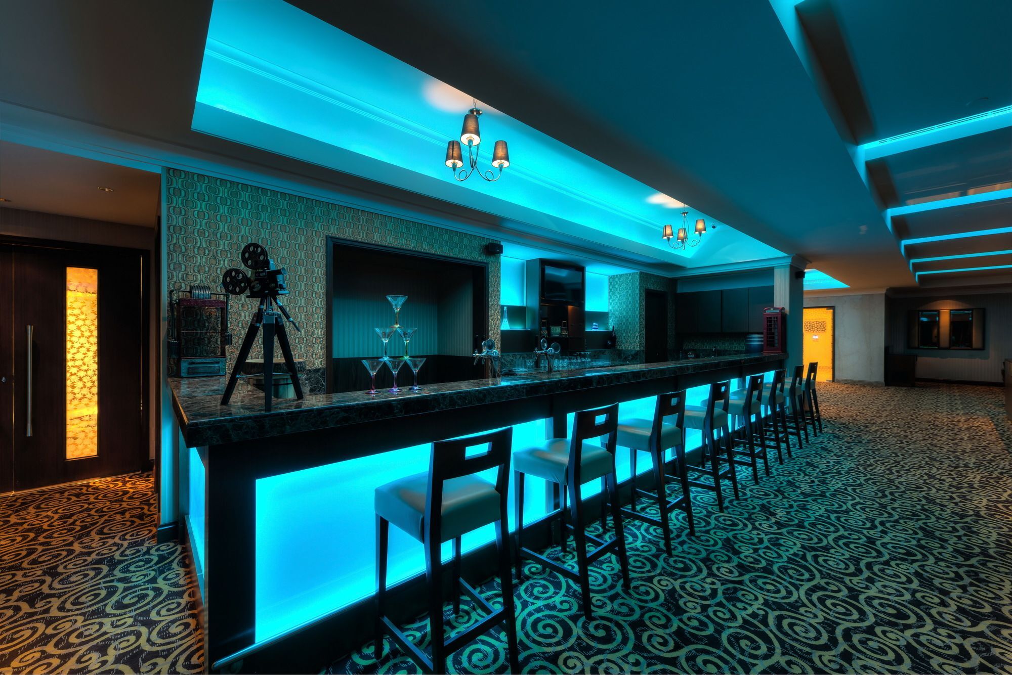 Ramada Plaza Chennai Otel Dış mekan fotoğraf The bar at the 101 lounge