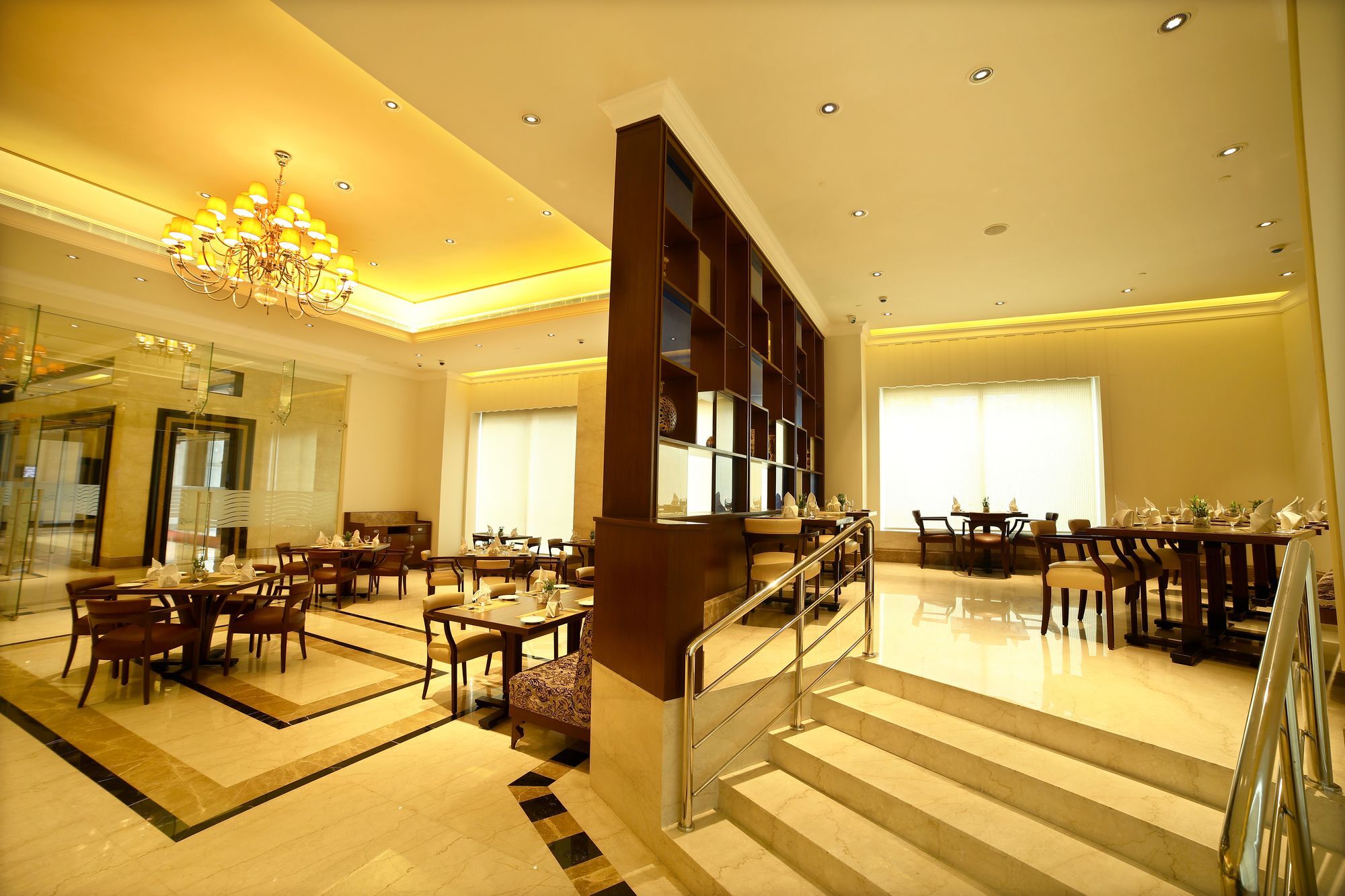 Ramada Plaza Chennai Otel Dış mekan fotoğraf The restaurant at the hotel