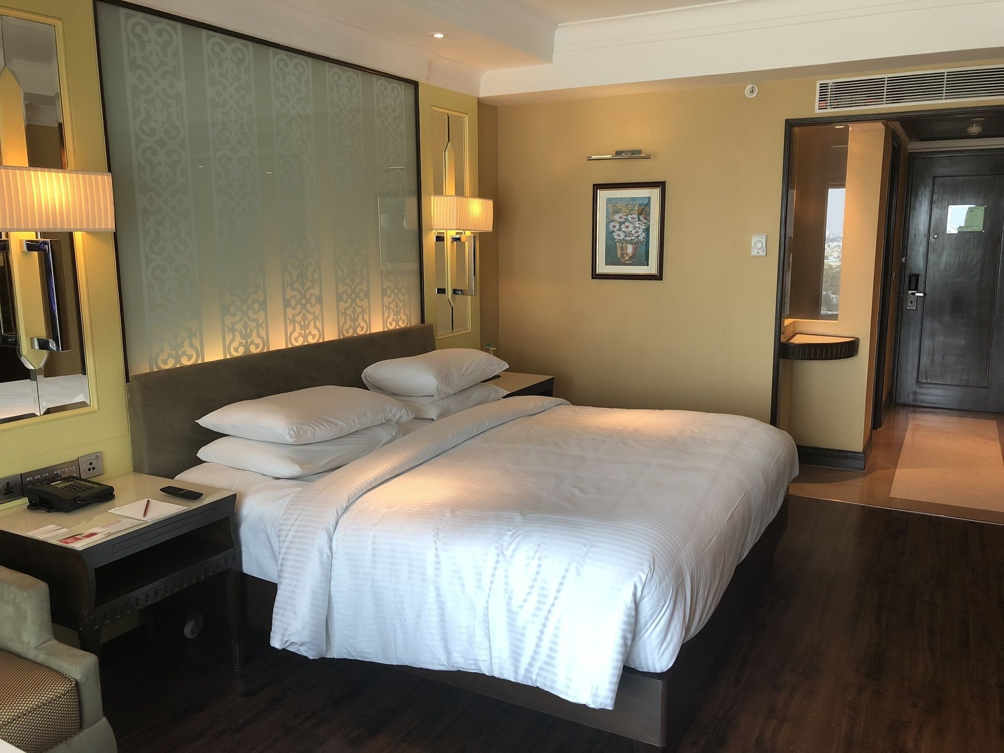 Ramada Plaza Chennai Otel Dış mekan fotoğraf Deluxe room