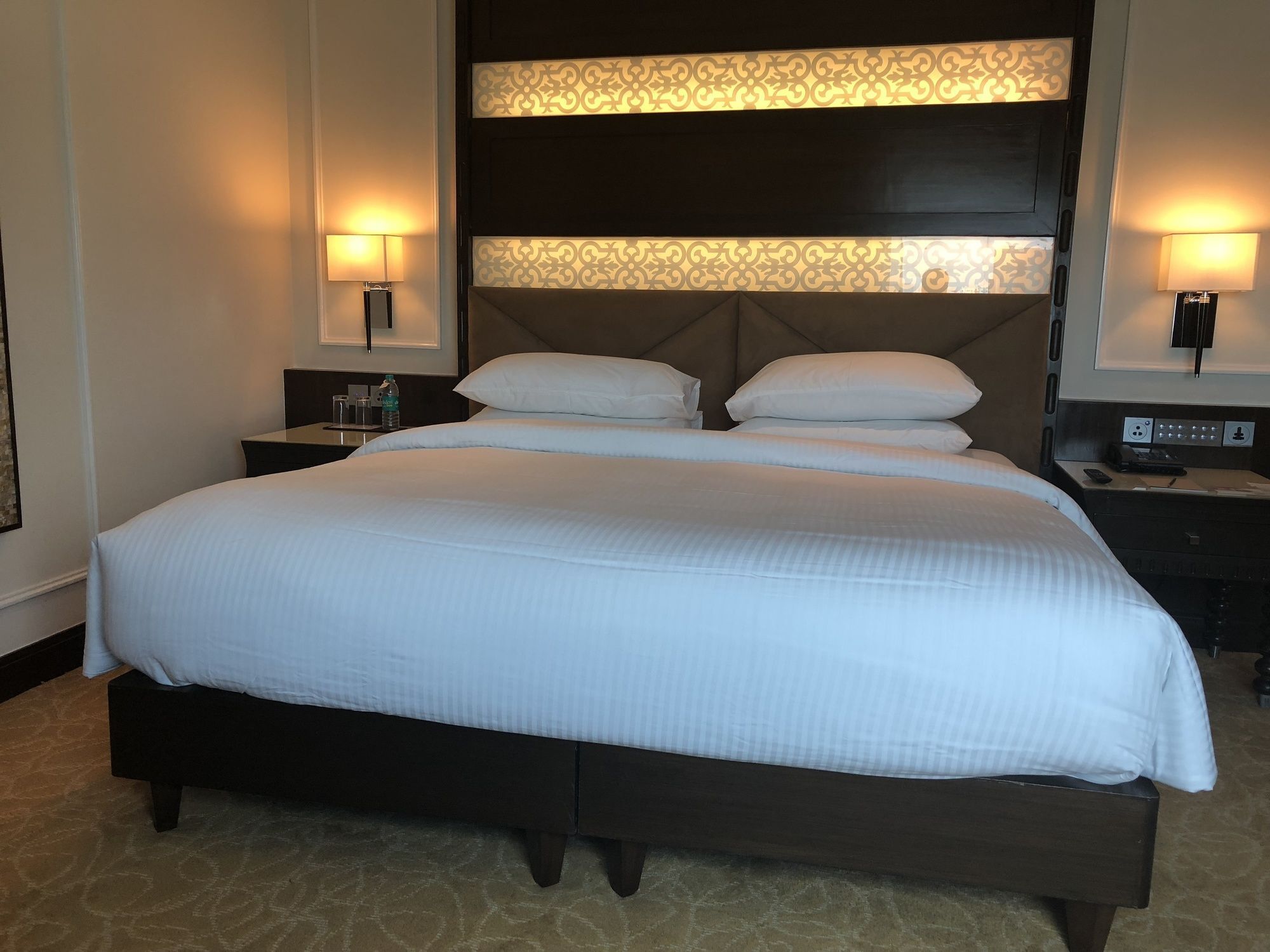 Ramada Plaza Chennai Otel Dış mekan fotoğraf A bed